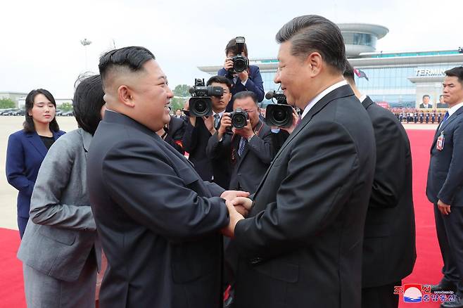 김정은 북한 국무위원장이 2019년 6월 평양을 방문한 시진핑 중국 국가주석과의 정상회담 일정을 마친 뒤 순안공항에서 환송하고 있다. 평양=조선중앙통신 연합뉴스