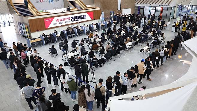 지난 3월 인천시청 천원주택 접수처가 붐비는 모습. ‘천원주택’은 신혼부부 등을 대상으로 하루 임대료 1000원, 월 3만 원으로 전세임대주택을 제공하는 저출산 대응 주거정책이다. [연합뉴스]