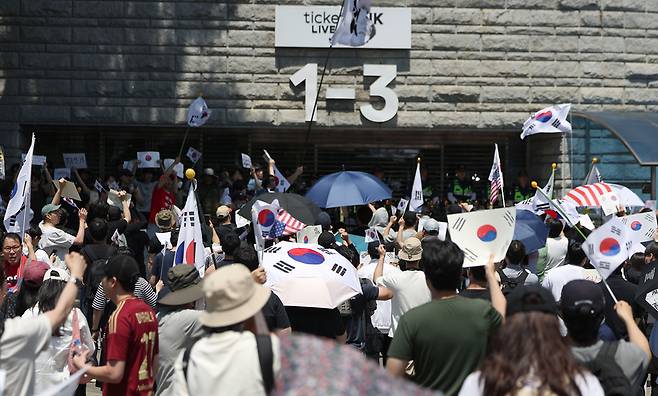 제9회 전국동시지방선거 투표용지 부족 사태에 항의하며 개표소 봉쇄 시위를 이어가는 시민들이 6일 서울 송파구 올림픽공원 핸드볼경기장에 설치된 개표소 앞에서 재선거를 요구하고 있다. /뉴시스