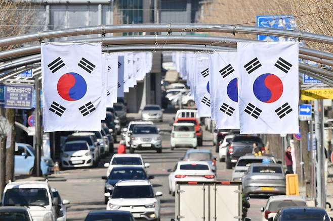 ▲ 지난 제107주년 3ㆍ1절을 맞아 지역 주요시가지에 대형 태극기를 게양하는 등 태극기 달기 운동을 적극 펼친 강원 화천군.