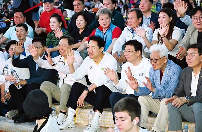 < 한강공원 찾은 吳시장 >  오세훈 서울시장(앞줄 왼쪽 네 번째)이 5일 서울 자양동 뚝섬한강공원에서 열린 ‘제3회 쉬엄쉬엄 한강 3종 축제’ 개막식에 참석해 시민을 향해 손을 흔들고 있다.  /서울시 제공