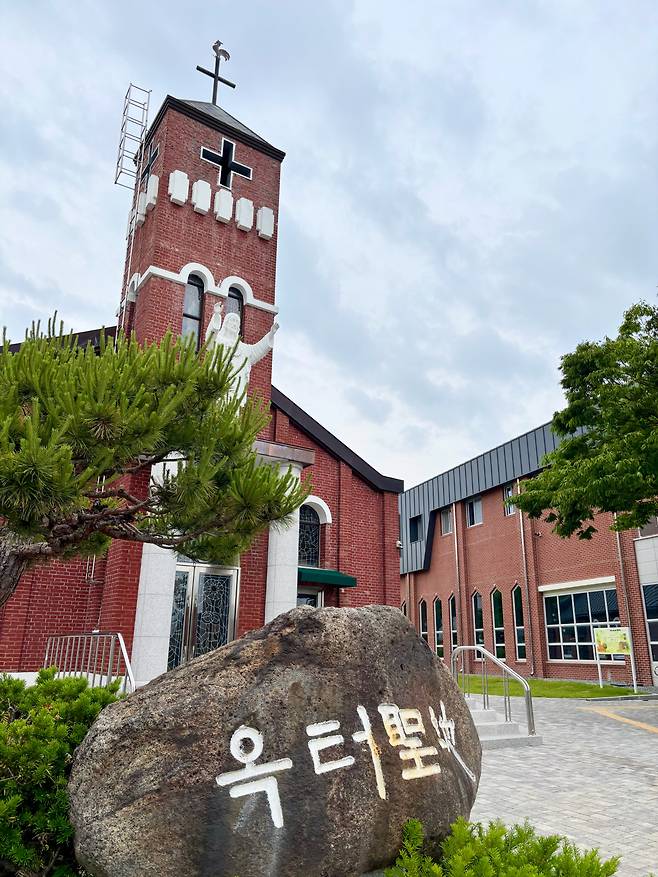 신앙의 정원인 곡성성당은 정해박해 유적지다. 옹기종기 살아야 할 이유가 여기에도 있다.