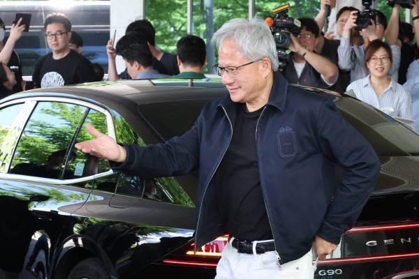 엔비디아 젠슨 황 최고경영자(CEO)가 5일 서울김포비즈니스항공센터(SGBAC)를 통해 입국한 뒤 사인을 요청하는 팬들에게 다가가고 있다. 연합뉴스