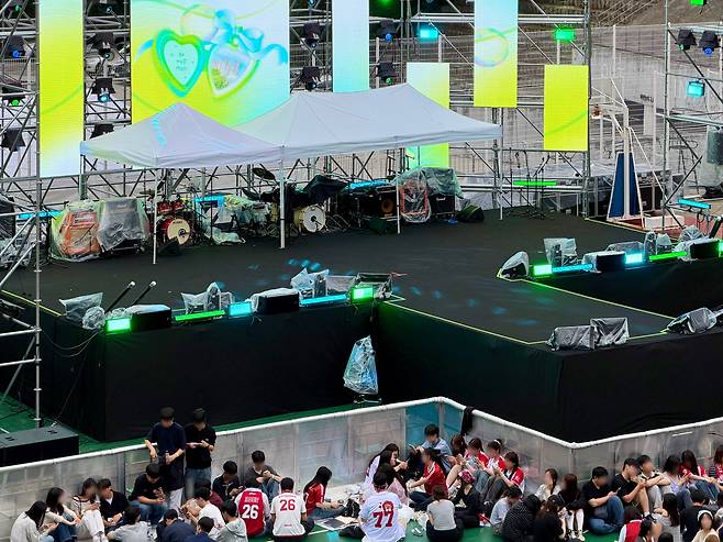 Kyung Hee University students wait for performances to start at the student viewing area on May 27. [LEE TAE-HEE]
