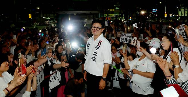 한동훈 부산 북갑 국회의원 보궐선거 무소속 후보가 지난 4일 부산 북구 선거사무소에서 당선이 확정된 후 지지자에게 인사하고 있다. [연합뉴스]