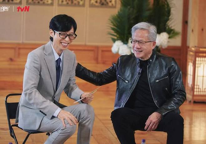 유재석(왼쪽)과 젠슨 황 엔비디아 CEO(최고경영자)가 6일 서울 성북구 한국가구박물관에서 유 퀴즈 온 더 블럭 촬영을 하고 있다. /사진=tvN '유 퀴즈 온 더 블럭' 인스타그램