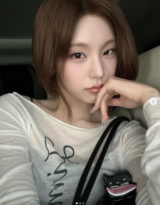 지난 2일 자신의 SNS를 통해 공개된 사진 속 예지는 한층 깊어진 분위기로 카메라를 응시하며 가만히 있어도 아우라를 풍기는 여신 자태를 뽐냈다./예지 소셜미디어