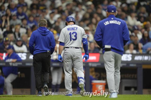 손목에 사구를 맞은 맥스 먼시(가운데)가 그라운드를 떠나고 있다./게티이미지코리아