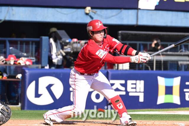 10일 오후 서울 잠실야구장에서 진행된 '2026 신한 SOL BANK KBO리그' SSG 랜더스-두산 베어스 경기. SSG 최정이 8회초 1사 박치국에게 삼진을 당하고 있다./마이데일리