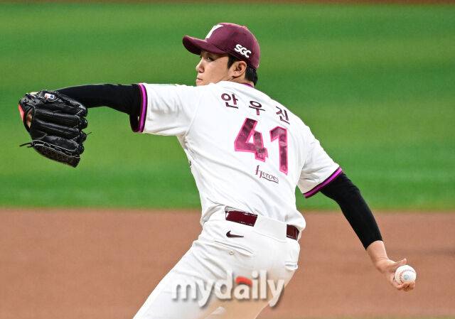 2026년 5월 26일 오후 서울 고척스카이돔에서 열린 '2026 신한 SOL KBO리그' KIA 타이거즈와 키움 히어로즈의 경기. 키움 선발투수 안우진이 역투하고 있다.