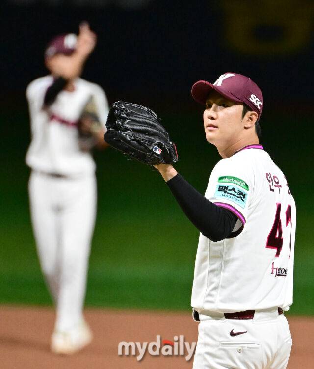 2026년 5월 26일 오후 서울 고척스카이돔에서 열린 '2026 신한 SOL KBO리그' KIA 타이거즈와 키움 히어로즈의 경기. 키움 선발투수 안우진이 투구를 준비하고 있다.