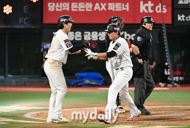 2026년 6월 4일 오후 경기도 수원KT위즈파크에서 열린 '2026 신한 SOL KBO리그' LG 트윈스와 KT 위즈의 경기. KT 이재원이 8회말 2사 1루서 2점 홈런을 친 뒤 기뻐하고 있다./마이데일리