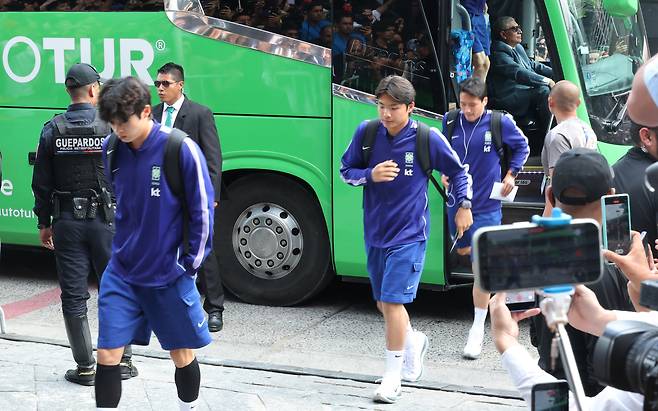 한국축구국가대표팀이 6일 2026 북중미월드컵 한국팀의 조별예선 첫경기가 열리는 멕시코 과달라하라 대표팀 숙소에 도착하고 있다. [연합]