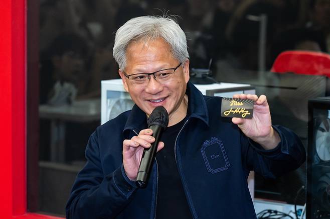 젠슨 황 엔비디아 최고경영자(CEO)가 5일 서울 마포구 ‘T1 베이스 캠프’를 방문, 엔비디아의 ‘RTX 스파크’를 들어 보이고 있다.[연합뉴스]