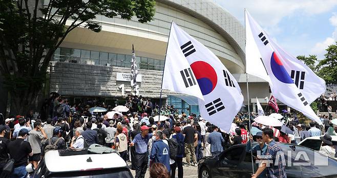 [서울=뉴시스] 홍효식 기자 = 보수성향의 시민 등이 5일 잠실7동 투표함 개표가 진행되고 있는 서울 송파구 올림픽공원 핸드볼경기장을 찾아 항의하고 있다. 2026.06.05. yesphoto@newsis.com