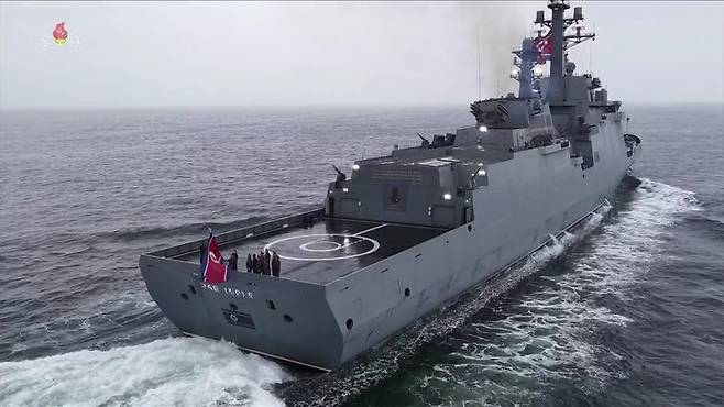 [서울=뉴시스] 김정은 북한 국무위원장이 지난 7일 구축함 최현호를 방문해 취역을 앞두고 진행되는 함의 기동능력종합평가시험을 참관하고 오는 6월 중순 해군 인도를 명령했다고 조선중앙TV가 8일 보도했다.(사진=조선중앙TV 캡쳐) 2026.05.08. photo@newsis.com *재판매 및 DB 금지