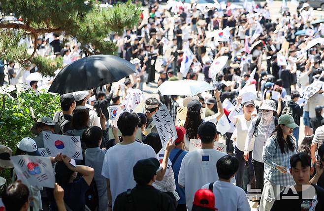[서울=뉴시스] 김선웅 기자 = 제9회 전국동시지방선거 투표용지 부족 사태에 항의하며 개표소 봉쇄 시위를 이어가는 시민들이 6일 서울 송파구 올림픽공원 핸드볼경기장에 설치된 개표소 앞에서 재선거를 요구하고 있다. 2026.06.06. mangusta@newsis.com