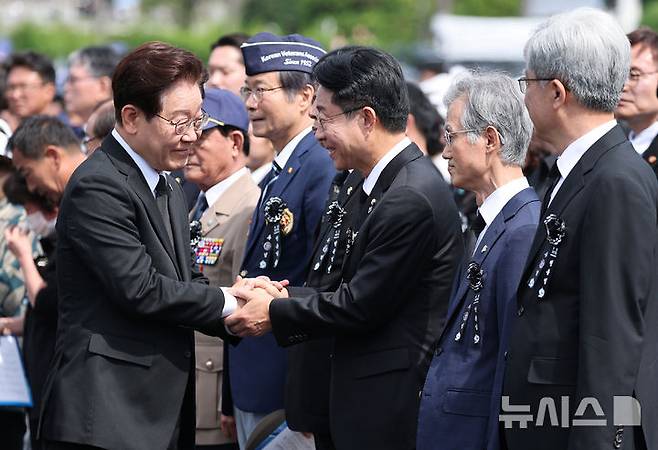 [서울=뉴시스] 고범준 기자 = 이재명 대통령이 6일 서울 동작구 국립서울현충원에서 열린 제71회 현충일 추념식에 입장하며 조정식 신임 국회의장과 인사를 하고 있다. (청와대통신사진기자단) 2026.06.06. bjko@newsis.com