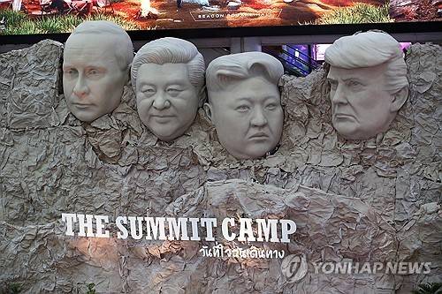 푸틴, 시진핑, 김정은, 트럼프 얼굴 조각 (방콕 EPA=연합뉴스 자료사진) 2025년 9월 25일 태국 방콕의 시콘 광장 쇼핑몰에서 열린 캠핑·아웃도어·라이프스타일 관광 박람회 '더 서밋 캠프'에서 촬영된 조각. 이 조각에 새겨진 인물들은 왼쪽부터 차례로 블라디미르 푸틴 러시아 대통령, 시진핑 중국 국가주석, 김정은 북한 국무위원장, 도널드 트럼프 미국 대통령이다. 이 조각은 미국 러시모어 산에 있는 미국 대통령 4명의 얼굴을 새긴 유명한 조각을 패러디한 것이다.  (EPA/RUNGROJ YONGRIT) 2025.11.30.