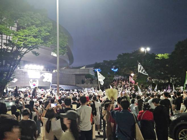 5일 밤 개표소가 설치된 올림픽공원 핸드볼경기장 앞에 부정선거를 주장하는 시위대들이 농성을 벌이고 있다. 이원석 기자.