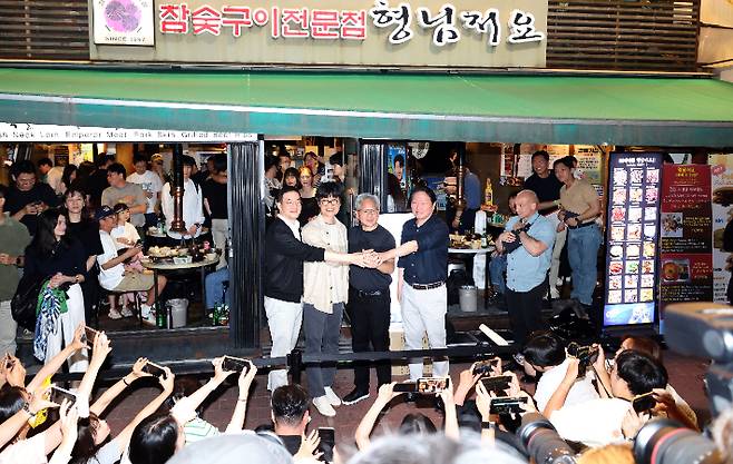 젠슨 황 엔비디아 최고경영자(CEO)가 5일 서울 마포구 홍익대 인근 고깃집에서 국내 기업 총수들과 만나 '삼쏘(삼겹살·소주) 회동'을 마치고 취재진 앞에서 포즈 취하고 있다. 왼쪽부터 LG그룹 구광모 회장, 네이버 이해진 의장, 황 CEO, SK그룹 최태원 회장. 황진환 기자
