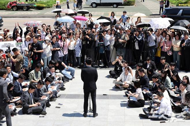 한동훈 무소속 의원이 5일 오후 서울 여의도 국회로 등원하며 본관 앞에서 기자회견을 하고있다. 윤창원 기자