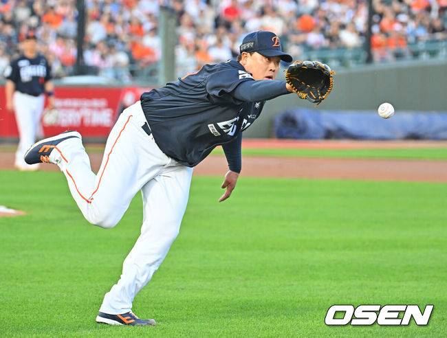 [OSEN=부산, 이석우 기자] 5일 부산 사직야구장에서 2026 신한 SOL KBO 리그 롯데 자이언츠와 한화 이글스의 경기가 열렸다. 홈팀 롯데는 로드리게스가, 방문팀 한화는 류현진이 선발 출전했다.한화 이글스 선발 투수 류현진이 1회말 1사 롯데 자이언츠 고승민의 타구를 글러브로 잡아 1루에 던져 아웃시키고 있다. 2026.06.05 / foto0307@osen.co.kr