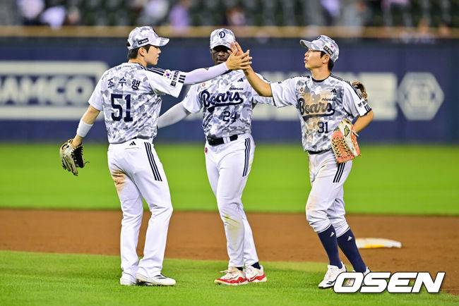 [OSEN=잠실, 박준형 기자] 두산이 약속의 8회를 앞세워 2주 만에 5할 승률 고지를 밟았다.프로야구 두산 베어스는 5일 서울 잠실구장에서 열린 2026 신한 SOL KBO리그 키움 히어로즈와의 시즌 6차전에서 4-3으로 승리했다.&nbsp;경기종료 후 결승타 날린 조수행이 정수빈, 카메론과 승리의 기쁨을 나누고 있다.   2026.06.05 / soul1014@osen.co.kr