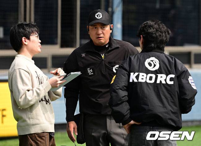 [OSEN=잠실, 지형준 기자] 24일 서울 잠실야구장에서 ‘2026 신한 SOL KBO리그’ LG 트윈스와 키움 히어로즈의 시범경기가 열렸다.KBO리그 시범경기는 이날 마지막으로 마치고 오는 28일 잠실(KT-LG), 대전(키움-한화), 문학(KIA-SSG), 대구(롯데-삼성), 창원(두산-NC) 구장에서 2연전으로 대장정의 막을 올린다.1회초 송수근 구심이 ABS 시스템이 작동이 안 하자 관계자들과 이야기를 나누고 있다. 2026.03.24&nbsp;/ jpnews@osen.co.kr