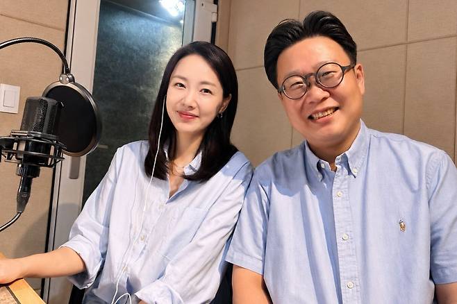 전통 한지의 우수성을 세계에 알리기 위해 다국어 홍보 영상을 제작한 배우 소이현과 서경덕 성신여대 교수.