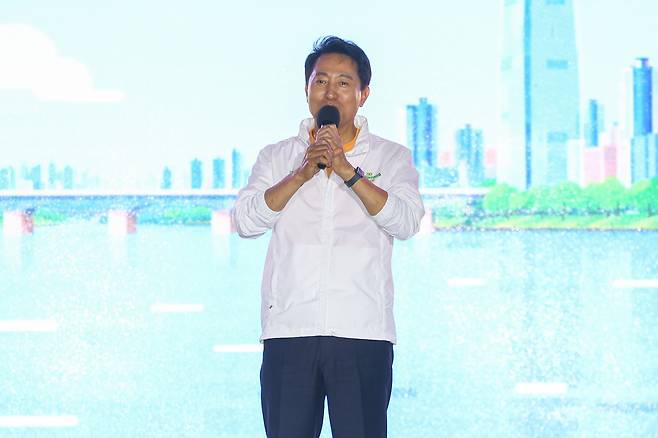 오세훈 서울시장이 5일 오후 서울 광진구 뚝섬한강공원에서 열린 제3회 쉬엄쉬엄 한강 3종 축제 개막식에서 인사말을 하고 있다.뉴시스