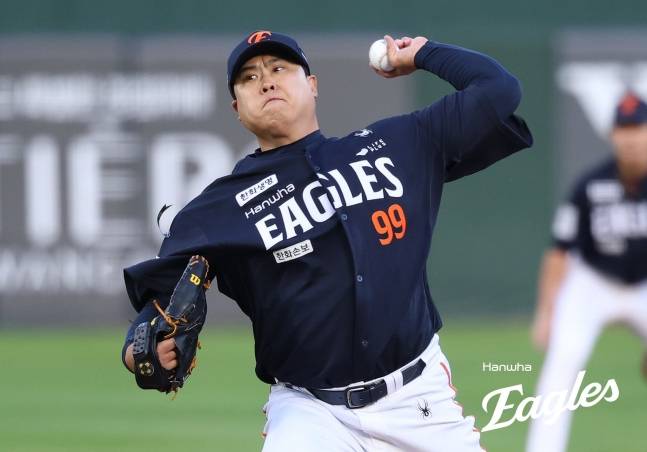 한화 이글스 류현진(왼쪽)이 5일 부산 사직야구장에서 열린 롯데 자이언츠와 2026 신한 SOL KBO리그 방문경기에 선발 등판해 역투하고 있다. /사진=한화 이글스 제공
