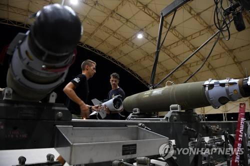 합동정밀직격탄(JDAM) 장치 설치 장면 [EPA=연합뉴스 자료사진. 재판매 및 DB 금지]