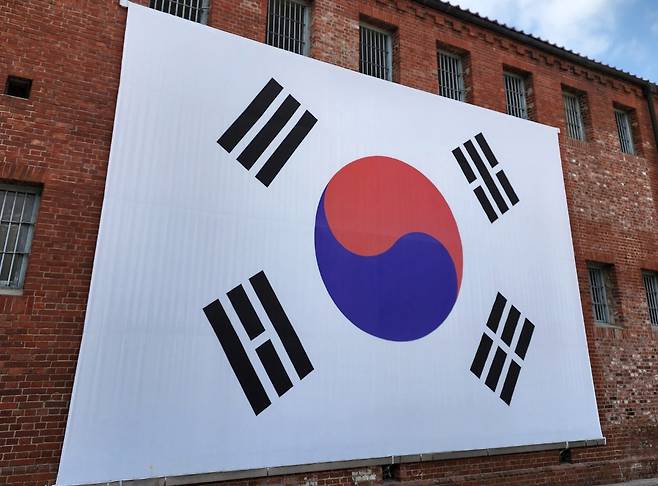 서대문형무소 외관에 걸린 대형 태극기 [서경덕 교수 SNS 캡처. 재판매 및 DB 금지]
