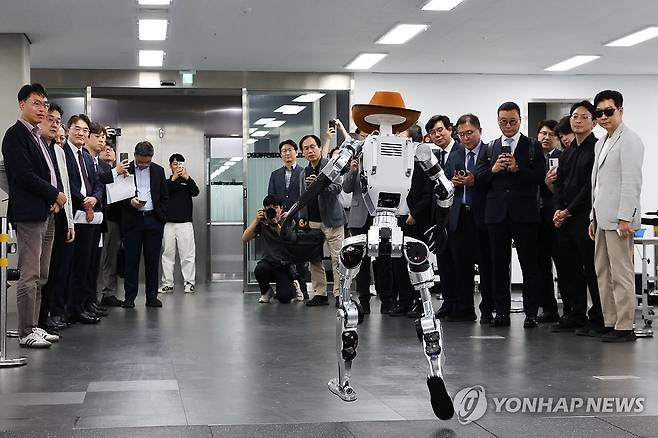 휴머노이드 로봇 '지금 만나러 갑니다' (서울=연합뉴스) 류효림 기자 = 29일 서울 강서구 마곡동 로보티즈에서 열린 제2회 M.AX 콘퍼런스에서 이족 보행 휴머노이드 로봇 시연을 하고 있다. 2026.5.29 ryousanta@yna.co.kr