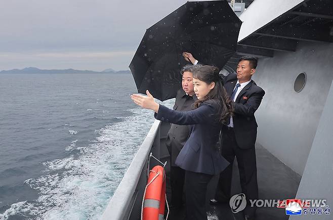 북한 김정은, 딸 주애와 구축함 '강건호' 항해시험 참관 (평양 조선중앙통신=연합뉴스) 김정은 북한 국무위원장이 딸 주애와 지난 4일 작전수행능력평가 시험공정에 착수한 해군 구축함 '강건호'를 방문하고 항해시험을 참관했다고 조선중앙통신이 6일 보도했다. 2026.6.6 
    [국내에서만 사용가능. 재배포 금지. For Use Only in the Republic of Korea. No Redistribution] nkphoto@yna.co.kr