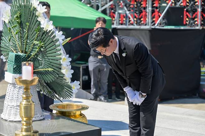 '제71회 현충일 추념식'에서 참배하는 구자열 원주시장 당선인 [구자열 원주시장 당선인 제공. 재판매 및 DB 금지]