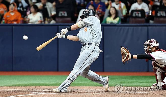 적시타 치는 한화 노시환 (서울=연합뉴스) 김인철 기자 = 12일 서울 구로구 고척스카이돔에서 열린 2026 프로야구 KBO리그 한화 이글스와 키움 히어로즈의 경기. 4회초 1사 1, 3루 한화 노시환이 1타점 적시 2루타를 치고 있다. 2026.5.12 yatoya@yna.co.kr
