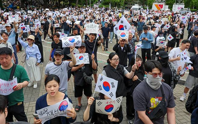 ▲ 6.3 지방선거 투표용지 부족 사태에 반발한 시민들이 7일 서울시 송파구 올림픽공원 핸드볼경기장 앞에서 재선거를 촉구하며 구호를 외치고 있다./전광현 기자 maggie@incheonilbo.com