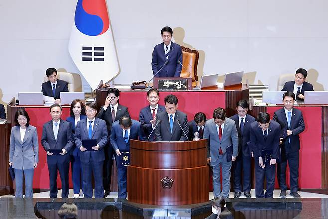 ▲5일 국회에서 22대 국회 후반기 의장단을 선출하기 위해 열린 본회의에서 인천 연수갑 국회의원 보궐선거에서 당선된 더불어민주당 송영길 의원 등 재보궐선거 당선 의원들이 선서를 마치고 인사하고 있다. 왼쪽부터 대구 달성 국회의원 보궐선거에서 당선된 국민의힘 이진숙 의원, 광주 광산을 국회의원 보궐선거에서 당선된 더불어민주당 임문영 의원, 충남 아산을 국회의원 보궐선거에서 당선된 더불어민주당 전은수 의원, 전북 군산ㆍ김제ㆍ부안갑 국회의원 재선거에서 당선된 더불어민주당 김의겸 의원, 부산 북갑 국회의원 보궐선거에서 당선된 무소속 한동훈 의원, 경기 하남갑 국회의원 보궐선거에서 당선된 더불어민주당 이광재 의원, 울산 남갑 국회의원 보궐선거에서 당선된 국민의힘 김태규 의원, 송 의원, 충남 공주ㆍ부여ㆍ청양 국회의원 보궐선거에서 당선된 국민의힘 윤용근 의원, 경기 평택을 국회의원 재선거에서 당선된 국민의힘 유의동 의원, 인천 계양을 국회의원 보궐선거에서 당선된 더불어민주당 김남준 의원, 경기 안산갑 국회의원 보궐선거에서 당선된 더불어민주당 김남국 의원, 전북 군산ㆍ김제ㆍ부안을 국회의원 보궐선거에서 당선된 더불어민주당 박지원 의원. /연합뉴스