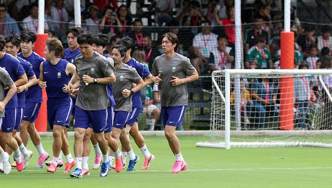 축구 국가대표팀 홍명보 감독이 6일(현지 시간) 멕시코 과달라하라 인근 사포판에 위치한 치바스 바예 베르데에서 선수들과 함께 몸을 풀고 있다. /뉴시스