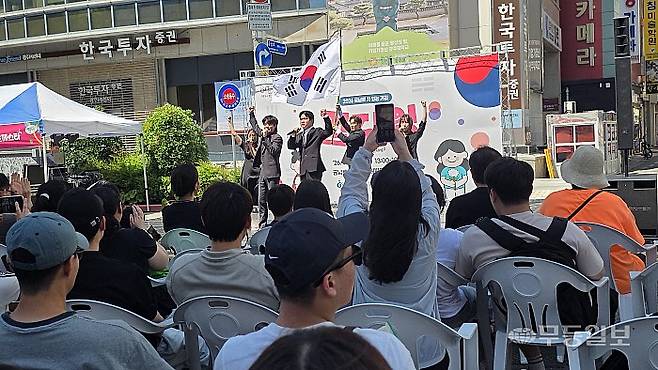현충일인 6일 광주 동구 금남로 차 없는 거리에서 극단 ‘브리즈’가 보훈 뮤지컬 갈라쇼 ‘영웅, 그날을 기억하며’를 공연하고 있다.김종찬기자 jck41511@mdilbo.com