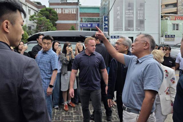 젠슨 황 엔비디아 최고경영자(CEO)가 7일 정의선 현대차그룹 회장과 서울 종로구 우래옥에서 깜짝 회동을 한 모습[사진=연합뉴스]