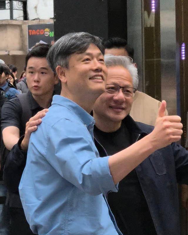 젠슨 황 엔비디아 최고경영자 CEO와 장병규 크래프톤 의장이 7일 서울 강남구 옵티멈존 PC카페에서 기념촬영을 하고 있다. [사진=백서현 기자]