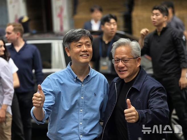 젠슨 황 엔비디아 CEO가 7일 오후 서울 강남구 신논현역 인근 PC방에서 크래프톤의 장병규 의장을 만나 기념사진을 촬영했다./사진=뉴시스