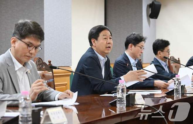 구윤철 부총리 겸 재정경제부 장관이 7일 서울 중구 은행연합회에서 열린 시장상황점검회의를 주재하고 있다./제공=뉴스1
