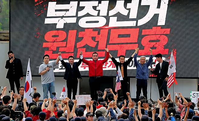 국민의힘 김민수 최고위원이 4일 경기 과천 중앙선거관리위원회 앞에서 열린 지선 투표용지 부족 사태 항의 집회 현장을 찾아 발언을 하고 있다. / 연합뉴스