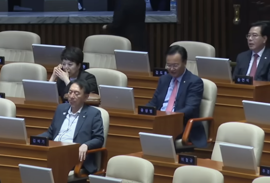 2025년 9월 9일 더불어민주당 정청래 대표가 국회 본회의장에서 교섭단체 대표연설을 하면서 "노상원 수첩이 현실로 성공했더라면 이재명 대통령도, 저 정청래도 이 세상 사람이 아니었을 것이다. 불귀의 객이 되었을 것"이라고 말하자 국민의힘 송언석 원내대표(오른쪽 맨끝)가&nbsp;"아, 제발 그래 됐으면 좋았을걸"이라고 소리치고 있다. 유튜브 미디어몽구 중계 화면 갈무리