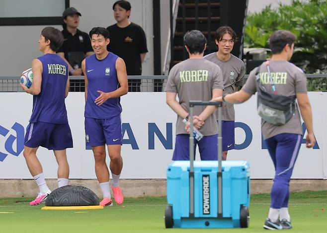 2026 북중미 월드컵에 출전하는 축구 국가대표팀 홍명보 감독이 6일(현지시간) 베이스캠프 훈련장인 멕시코 과달라하라 치바스 바예 베르데에서 손흥민과 이재성의 훈련을 지켜보고 있다. 사진=연합뉴스