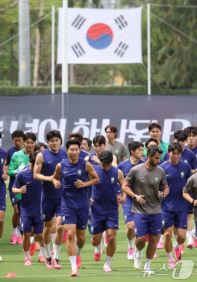 대한민국 축구대표팀 선수들이 6일(현지시간) 멕시코 할리스코 과달라하라에 위치한 '치바스 베르데 바예' 훈련장에서 열린 2026 국제축구연맹(FIFA) 북중미월드컵 피파 커뮤니티 트레이닝(오픈 트레이닝)에서 훈련을 하고 있다. 2026.6.7 ⓒ 뉴스1 임세영 기자